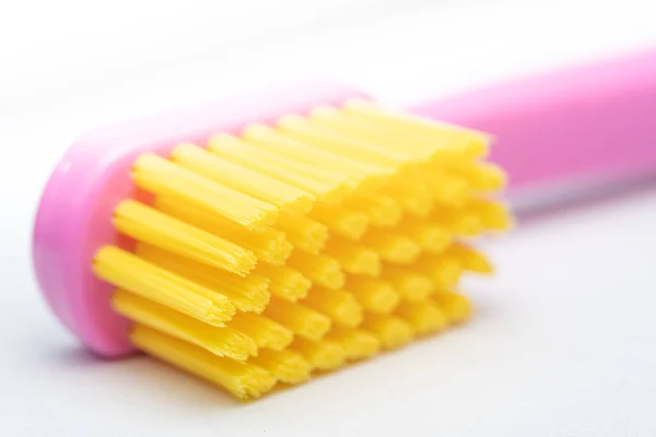 Οδοντόβουρτσα Ροζ Χερούλι Κίτρινο Πινέλο Οδοντόβουρτσα Closeup Λευκό Φόντο — Φωτογραφία Αρχείου