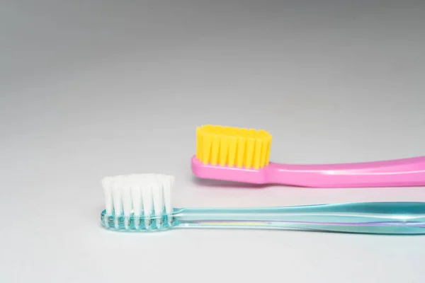 Escova Dentes Diferente Escova Dentes Close Fundo Branco — Fotografia de Stock