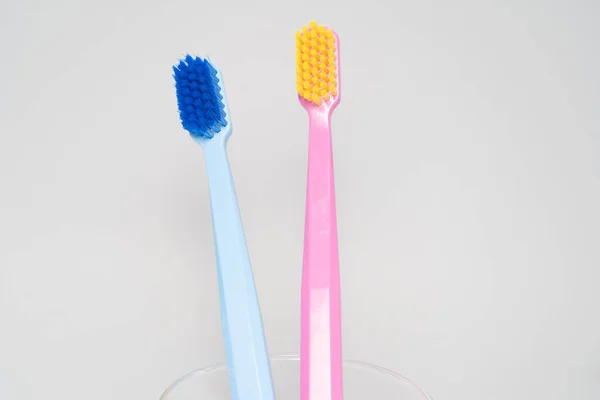Das Konzept Einer Verliebten Paarzahnbürste Zahnbürsten Vermitteln Die Menschliche Beziehung — Stockfoto