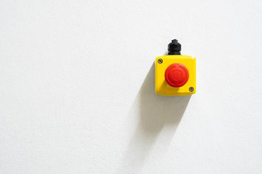 Düğmeyi Durdur ve İşçi Eli basmak üzere. Acil stop düğmesi. Büyük Kırmızı acil durum düğmesi ya da elle basmak için dur düğmesi.