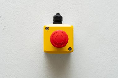 Düğmeyi Durdur ve İşçi Eli basmak üzere. Acil stop düğmesi. Büyük Kırmızı acil durum düğmesi ya da elle basmak için dur düğmesi.