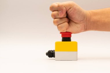 Düğmeyi Durdur ve İşçi Eli basmak üzere. Acil stop düğmesi. Büyük Kırmızı acil durum düğmesi ya da elle basmak için dur düğmesi.