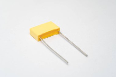 Elektronik cihazlarda kullanılan izole kondansatör. Elektronik parçalar kavramı.
