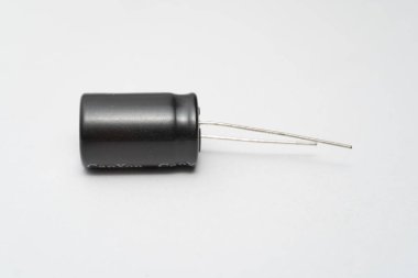 Elektronik cihazlarda kullanılan izole kondansatör. Elektronik parçalar kavramı.