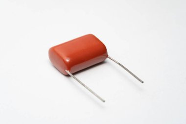 Elektronik cihazlarda kullanılan izole kondansatör. Elektronik parçalar kavramı.