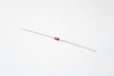 Zenor diyotu beyaz arkaplanda izole edilmiş. Beyazın üzerinde bir zener diyotu