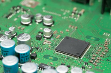 Yeşil PCB panosunda çip var. Elektronik devre kartı kapanıyor.