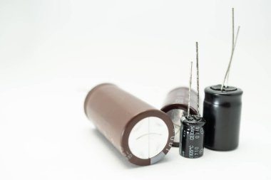 Elektronik cihazlarda kullanılan izole kondansatör. Elektronik parçalar kavramı.