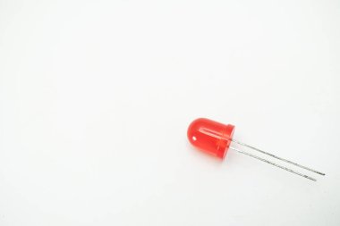 Beyaz arka planda kırmızı diyot. Kırmızı Ayırılmış Dikey. 