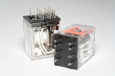 Elektrik röleleri birçok elektrik ve elektronik uygulama için uygundur. elektrik kontrol röleleri