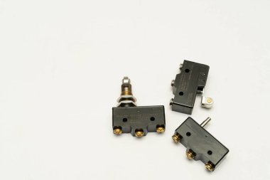 Makinenin sensörünü sınırla. Mekanik hareket ve aktivatör limitleri için küçük bir limit düğmesi. limit anahtarının izole edilmiş, beyaz arkaplan, kontrol aygıtı, kontrol sisteminde elektrikli ekipman.