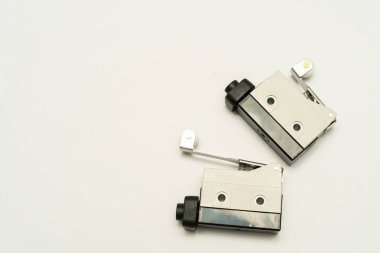 Makinenin sensörünü sınırla. Mekanik hareket ve aktivatör limitleri için küçük bir limit düğmesi. limit anahtarının izole edilmiş, beyaz arkaplan, kontrol aygıtı, kontrol sisteminde elektrikli ekipman.