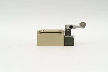 Makinenin sensörünü sınırla. Mekanik hareket ve aktivatör limitleri için küçük bir limit düğmesi. limit anahtarının izole edilmiş, beyaz arkaplan, kontrol aygıtı, kontrol sisteminde elektrikli ekipman.