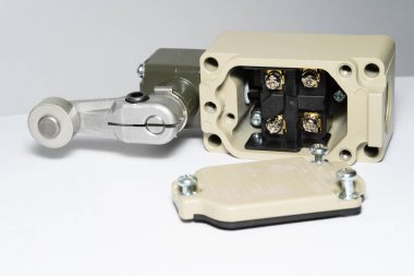 Makinenin sensörünü sınırla. Mekanik hareket ve aktivatör limitleri için küçük bir limit düğmesi. limit anahtarının izole edilmiş, beyaz arkaplan, kontrol aygıtı, kontrol sisteminde elektrikli ekipman.