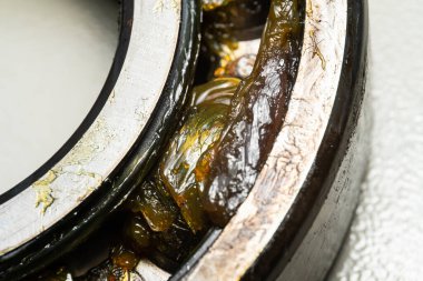 Beyaz arka planda izole edilmiş son kullanma tarihi geçmiş eski bir araba. eski paslı bilye