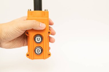 İzole edilmiş düğmeye bas. Uzaktan kumandalı vinçlerle el ele tutuşmak. Aşağı hidrolik kontrol düğmesi. Kontrol yönü için vinç ya da kaldırma düğmesine basın..