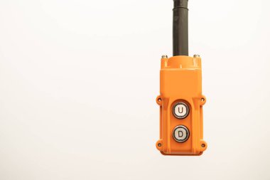 İzole edilmiş düğmeye bas. Uzaktan kumandalı vinçlerle el ele tutuşmak. Aşağı hidrolik kontrol düğmesi. Kontrol yönü için vinç ya da kaldırma düğmesine basın..