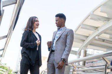 İş adamları şehirde toplanıp konuşuyorlar ve fikirlerini paylaşıyorlar. İş ekibi ve takım çalışması konsepti. Şehirdeki iş adamları yeni projeyi tartışıyorlar..