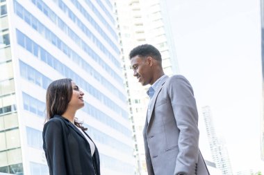 İş adamları şehirde toplanıp konuşuyorlar ve fikirlerini paylaşıyorlar. İş ekibi ve takım çalışması konsepti. Şehirdeki iş adamları yeni projeyi tartışıyorlar..