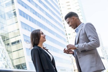 İş adamları şehirde toplanıp konuşuyorlar ve fikirlerini paylaşıyorlar. İş ekibi ve takım çalışması konsepti. Şehirdeki iş adamları yeni projeyi tartışıyorlar..