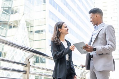 İş adamları şehirde toplanıp konuşuyorlar ve fikirlerini paylaşıyorlar. İş ekibi ve takım çalışması konsepti. Şehirdeki iş adamları yeni projeyi tartışıyorlar..