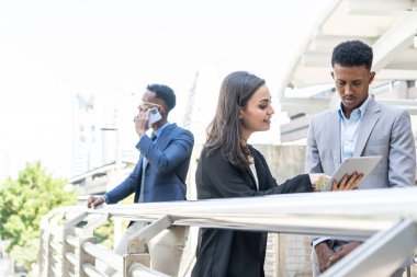 Bir grup iş adamı. İş adamları şehirde görüşüp fikirlerini paylaşıyorlar. İş ekibi ve takım çalışması konsepti. Şehirdeki iş adamları yeni projeyi tartışıyorlar..