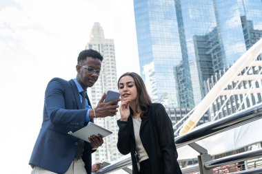 İş adamları şehirde toplanıp konuşuyorlar ve fikirlerini paylaşıyorlar. İş ekibi ve takım çalışması konsepti. Şehirdeki iş adamları yeni projeyi tartışıyorlar..
