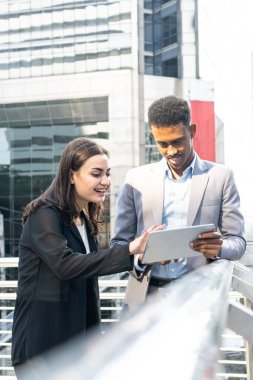 İş adamları şehirde toplanıp konuşuyorlar ve fikirlerini paylaşıyorlar. İş ekibi ve takım çalışması konsepti. Şehirdeki iş adamları yeni projeyi tartışıyorlar..