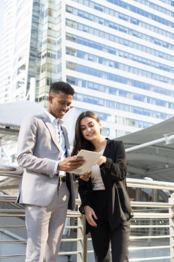 İş adamları şehirde toplanıp konuşuyorlar ve fikirlerini paylaşıyorlar. İş ekibi ve takım çalışması konsepti. Şehirdeki iş adamları yeni projeyi tartışıyorlar..