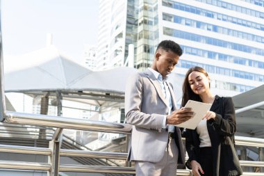 İş adamları şehirde toplanıp konuşuyorlar ve fikirlerini paylaşıyorlar. İş ekibi ve takım çalışması konsepti. Şehirdeki iş adamları yeni projeyi tartışıyorlar..