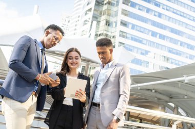 Bir grup iş adamı. İş adamları şehirde görüşüp fikirlerini paylaşıyorlar. İş ekibi ve takım çalışması konsepti. Şehirdeki iş adamları yeni projeyi tartışıyorlar..