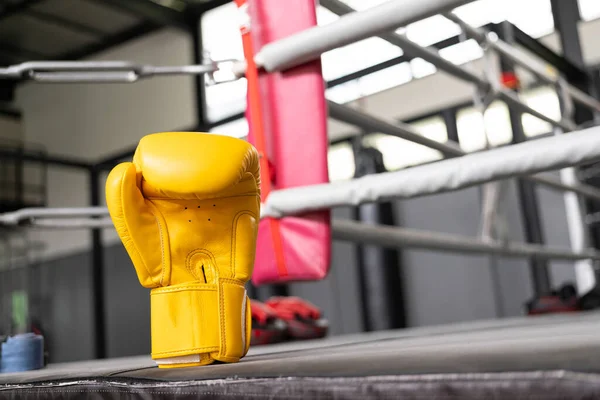 Желтые Боксерские Перчатки Тренажерном Зале — стоковое фото