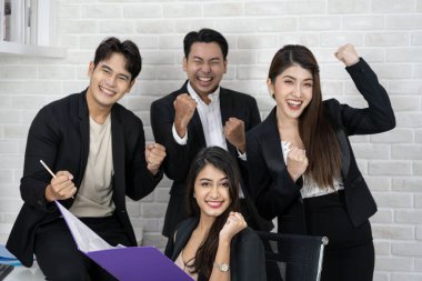 Takım çalışması dostluk grubu birlikte beyin fırtınası yapıyor. İş adamları dayanışma için el ele tutuşuyor. Takım çalışması ve başarılı projeler, kapalı ofiste durmak.