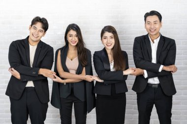 Takım çalışması dostluk grubu birlikte beyin fırtınası yapıyor. İş adamları dayanışma için el ele tutuşuyor. Takım çalışması ve başarılı projeler, kapalı ofiste durmak.