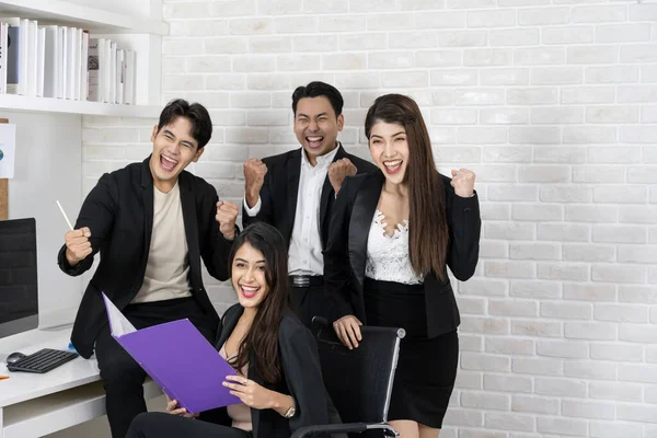 Takım çalışması dostluk grubu birlikte beyin fırtınası yapıyor. İş adamları dayanışma için el ele tutuşuyor. Takım çalışması ve başarılı projeler, kapalı ofiste durmak.