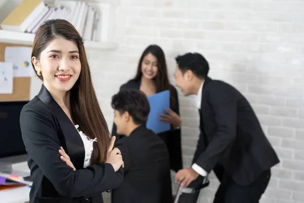 Retrato Joven Feliz Asiática Empresaria Triunfo Mujer Negocios Que Muestra — Foto de Stock