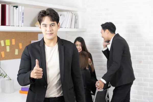 Hombre Negocios Sonriendo Feliz Pie Con Los Brazos Cruzados Gesto — Foto de Stock