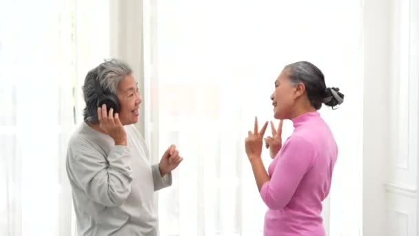 Grupo Sênior Asiático Canto Dançando Divertindo Tem Sênior Homem Tocando — Vídeo de Stock