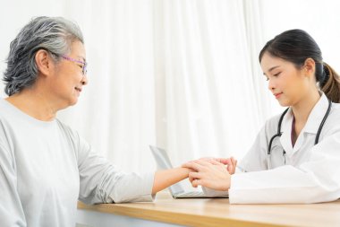 Doktor yaşlı hastasının nabzını kontrol ediyor..