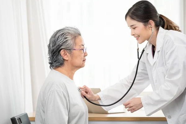 Kobieta Lekarz Pomocą Stetoskopu Kontroli Azjatyckiej Starszej Kobiety Mówić Leczeniu — Zdjęcie stockowe
