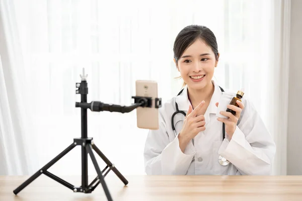 Médica Asiática Que Está Consultando Remotamente Com Paciente Usando Smartphone — Fotografia de Stock