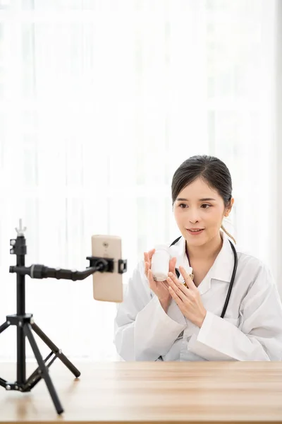 Médica Asiática Que Está Consultando Remotamente Com Paciente Usando Smartphone — Fotografia de Stock