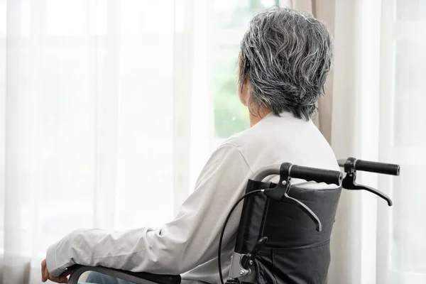 Seniorinnen Sitzen Rollstuhl Und Wirken Der Ferne Einsam Nachdenklich Traurige — Stockfoto