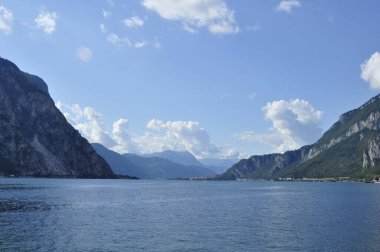 dağlarda güzel göl, İtalya