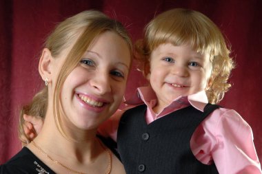 Oğluyla birlikte genç bir annenin portresi