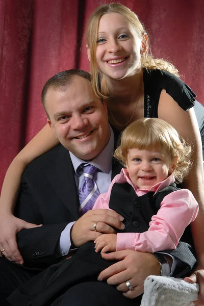 Família Caucasiana Feliz Pai Mãe Criança Olhos Azuis — Fotografia de Stock