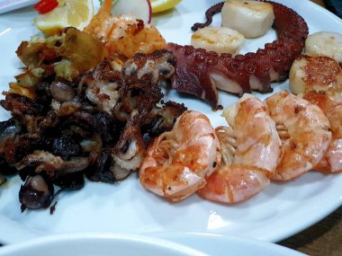 Lezzetli taze deniz ürünleri, soslu kızarmış kalamar.