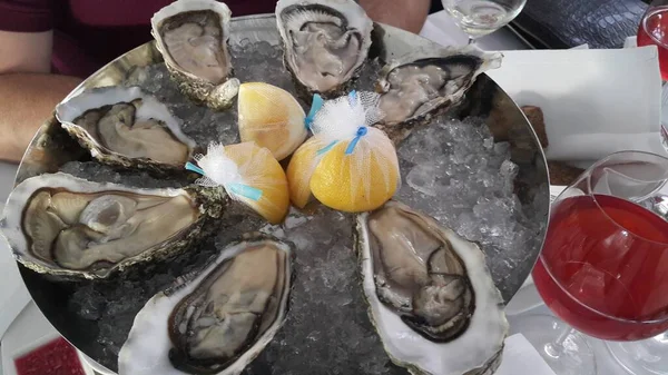 Limonlu ve buzlu taze istiridye.