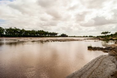 Kenya 'daki Tsavo Doğu Parkı' ndan geçen Galana Nehri manzarası