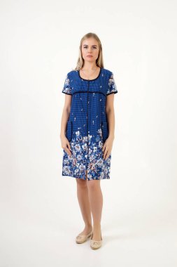 Güzel sarışın kız beyaz arka planda gündelik kıyafetlerle poz veriyor. İzole edilmiş stüdyo resmi.                    